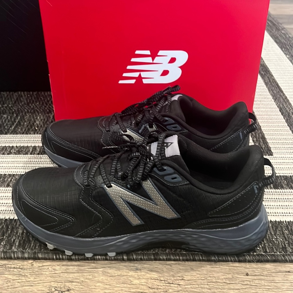 New in box Authentic New Balance men’s signature sneakers sz 13 display